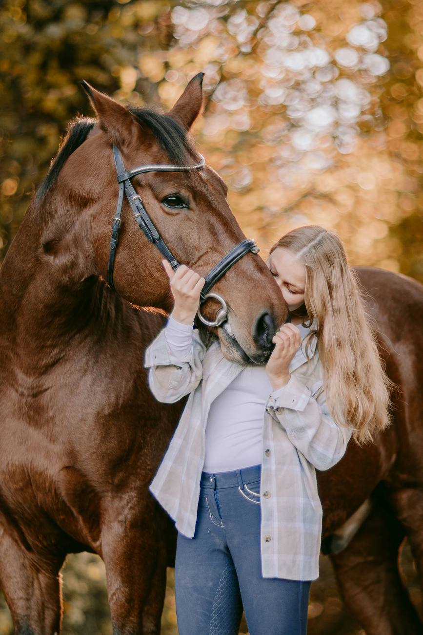 Une jeune femme embrasse son cheval
